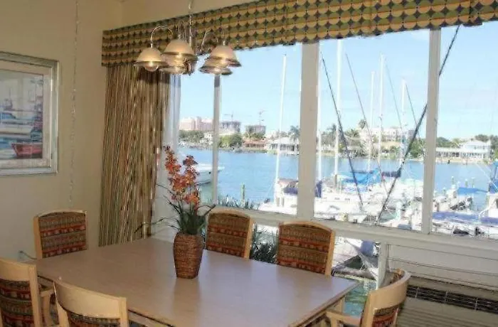 Сity center hotels Chart House Suites And Marina